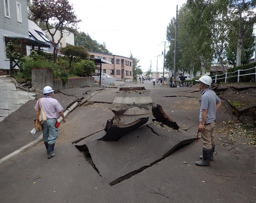 移動ブロックの中央部下部での陥没.マンホールの上端部がもともとの道路面.
マンホールの抜け上がりではあるが,周りが陥没した状態.