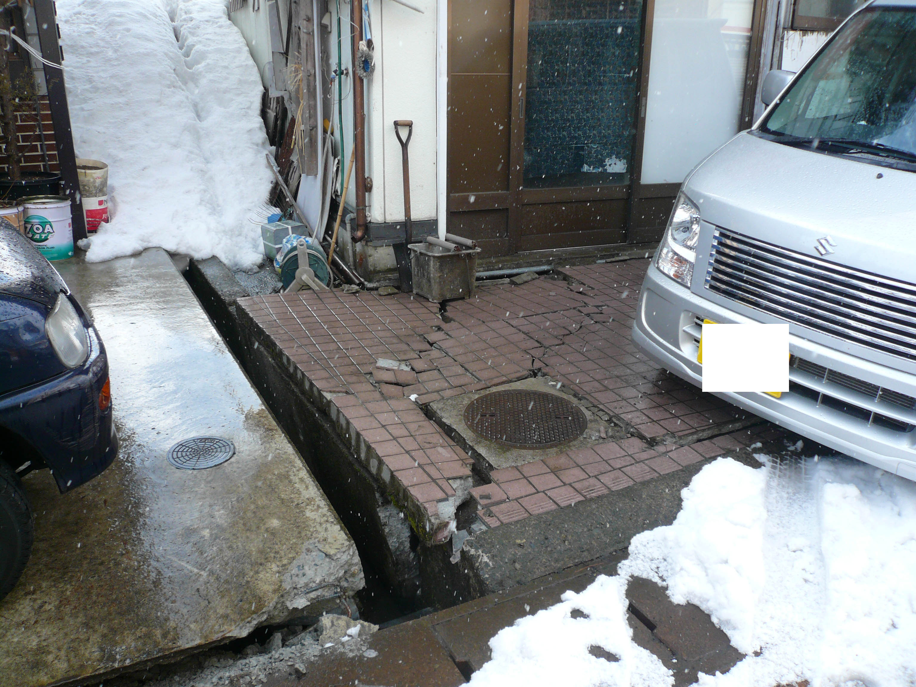 森地区での地盤被害(盛土部分の沈下による家屋の傾き)