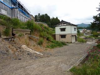 主滑落崖の変位.滑落崖(変位約5m).地溝状の落ち込みの部分