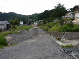 地溝状の落ち込みの部分の東側