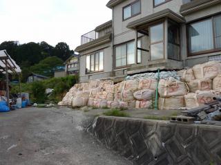 主滑落崖と住宅基礎の変位