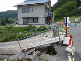 主滑落崖上部の変形
