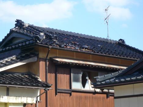 屋根被害と窓の損壊（村松浜地区：地点M006）