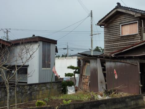 物置の損壊（JR犀潟駅西方：地点J004付近）周辺には屋根瓦の損壊やアンテナの倒壊あり
