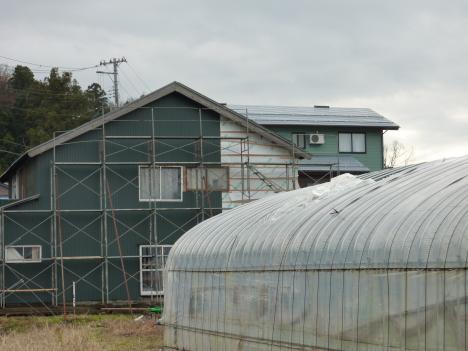 ビニールハウスの損壊と住宅外壁の損壊（頚城区中島：地点J020付近）