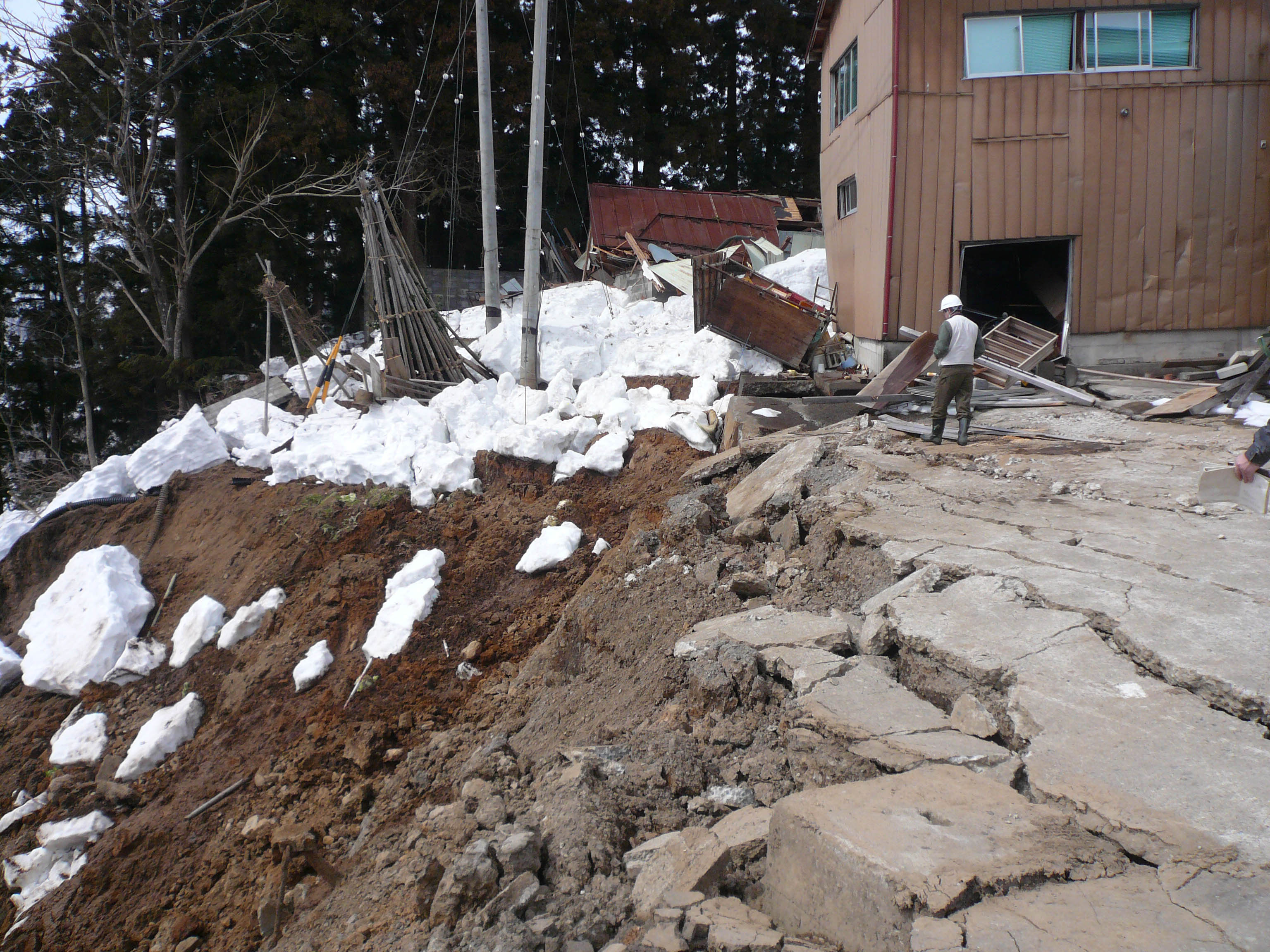 森地区 千曲川渓岸の崩壊(規模の大きい箇所),他の宅地部分でも亀裂がある.