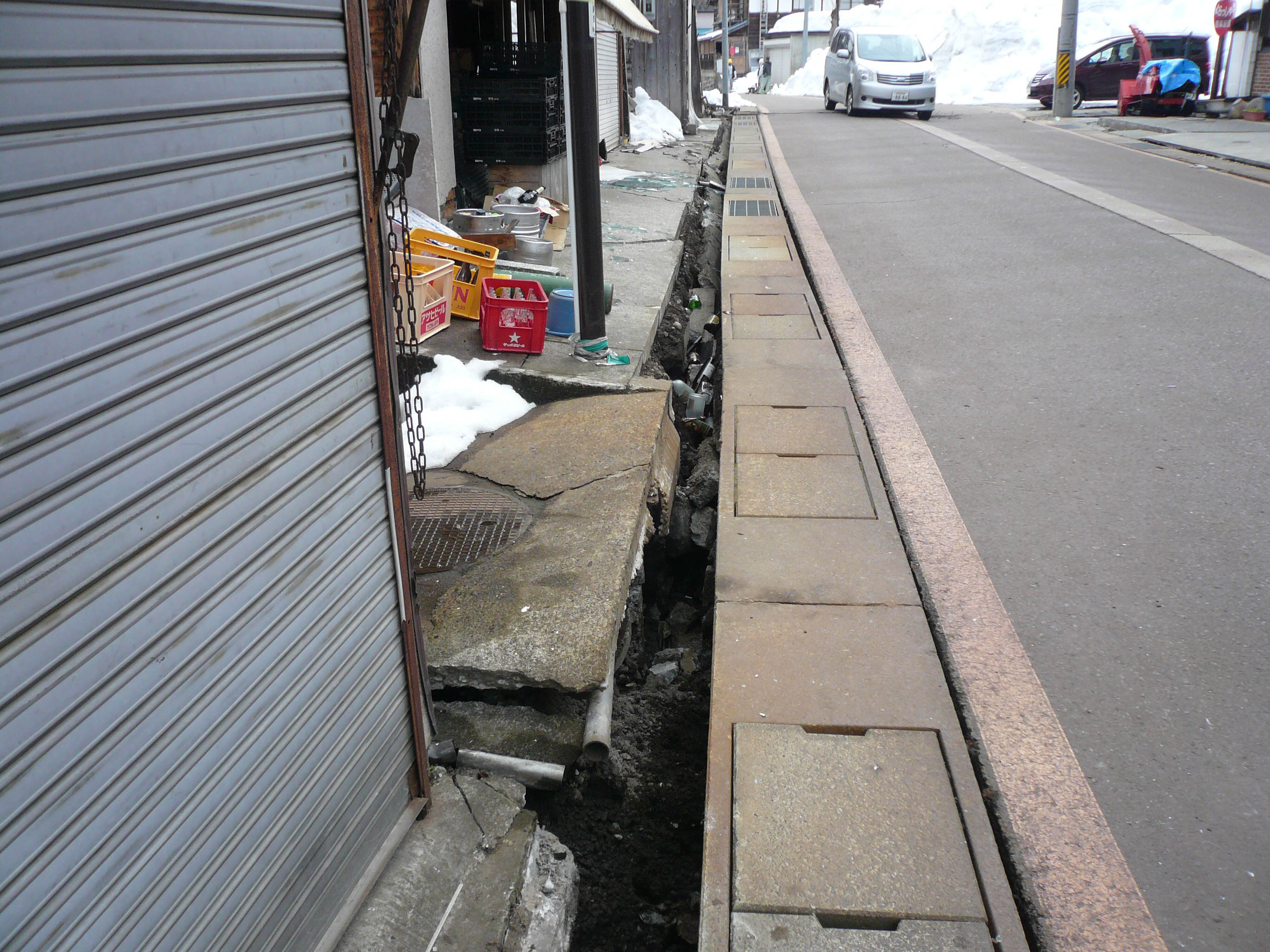 森地区での地盤変状を伴う家屋の損壊(盛土の沈下による家屋の傾斜)