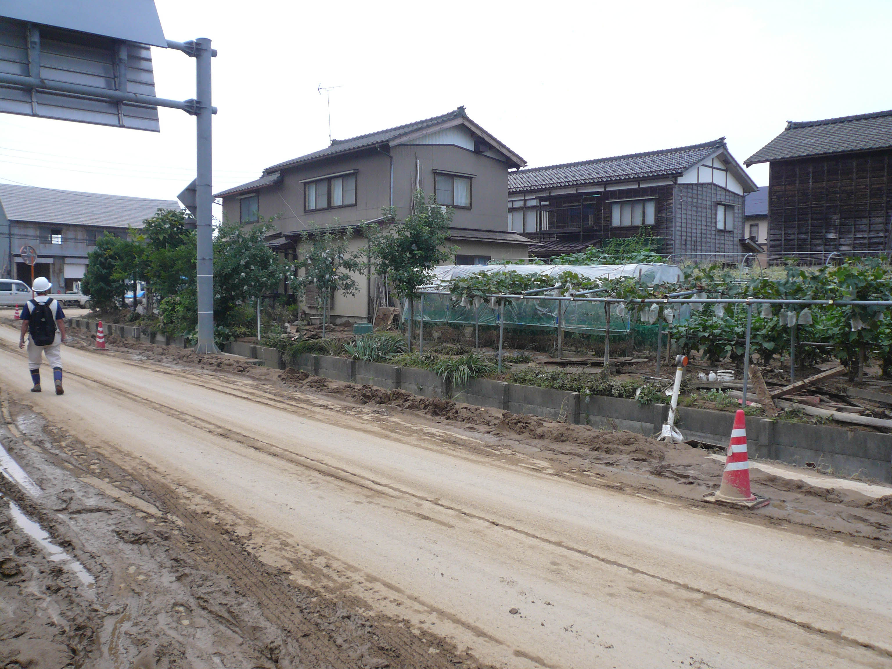 写真3 乙吉川下流部(集落内での下流部)の被害状況:浸水深50-60cm(道路面から),床下浸水(ぎりぎり床上浸水)