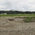 写真-1 湾曲部の内岸の河岸決壊と今回の洪水で形成されたと考えられるポイントバー（塩谷川、下塩地区付近）