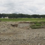 写真-1 湾曲部の内岸の河岸決壊と今回の洪水で形成されたと考えられるポイントバー(塩谷川、下塩地区付近)