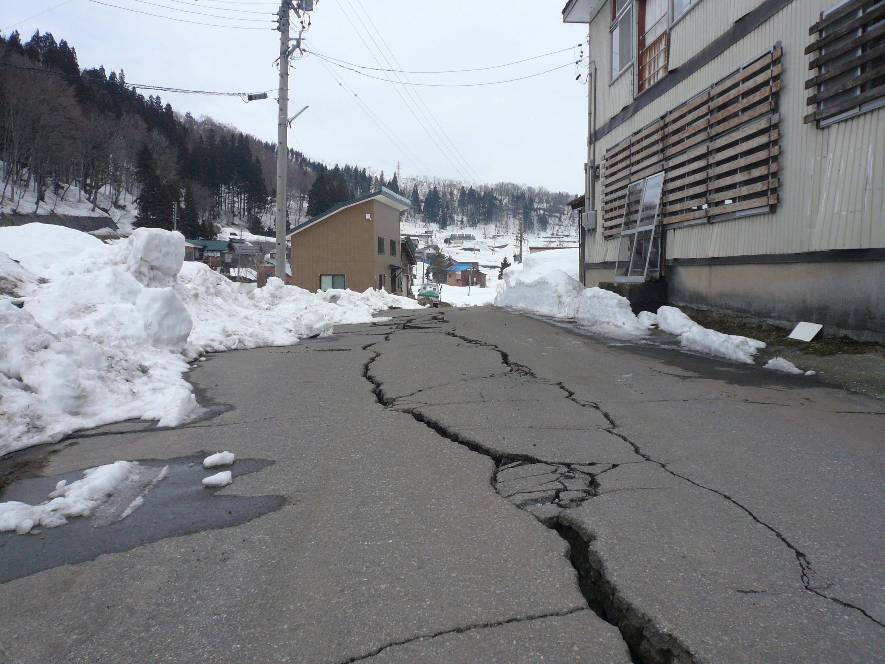 横倉地区の地盤の変状(写真左側の緩い谷:田んぼ:方向に傾動している)